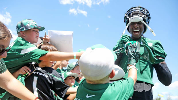 Sauce Gardner signs autographs and takes photos with fans after practice. Jet Fan Fest took place at the 2022 New York Jets Training Camp in Florham Park, NJ on July 30, 2022. Jet Fan Fest Took Place At The 2022 New York Jets Training Camp In Florham Park Nj On July 30 2022