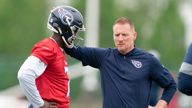 Tennessee Titans offensive coordinator Todd Downing pats quarterback Malik Willis (7) on the helmet during practice at Saint Thomas Sports Park Tuesday, May 24, 2022, in Nashville, Tenn.