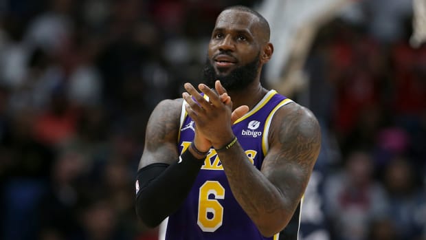 Los Angeles Lakers forward LeBron James (6) claps in the second half against the New Orleans Pelicans at the Smoothie King Center. The Pelicans won, 116-108.