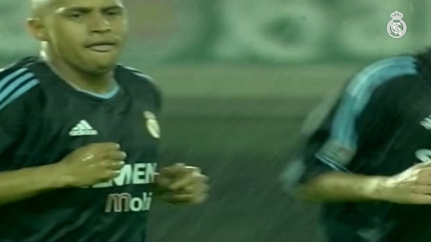 Amazing goal of Roberto Carlos in Real Madrid against Celta de Vigo in 2003