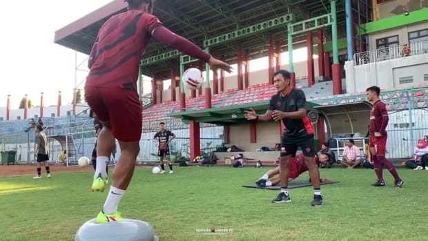 Madura United players prepare for Persis clash