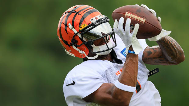 Cincinnati Bengals’ Ja’Marr Chase makes a catch during practice at the NFL football team’s training facility in Cincinnati, Thursday, Aug. 4, 2022.