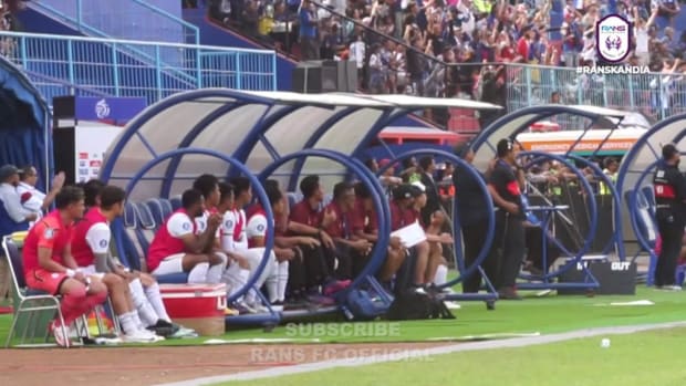 Bench cam: Touchline reactions at Arema FC