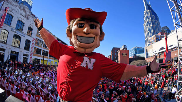 Nebraska Cornhusker mascot spreads arms