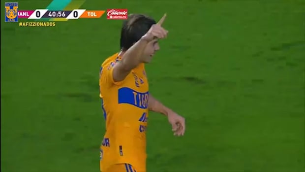Córdova's wonderful quick free-kick vs Toluca