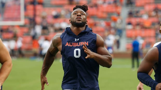 Auburn Tigers linebacker Owen Pappoe (0) gets loose prior to the San Jose State vs Auburn game on Saturday, Sept. 10, 2022.