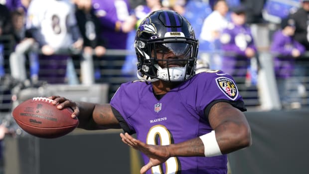 Baltimore Ravens QB Lamar Jackson throws pass
