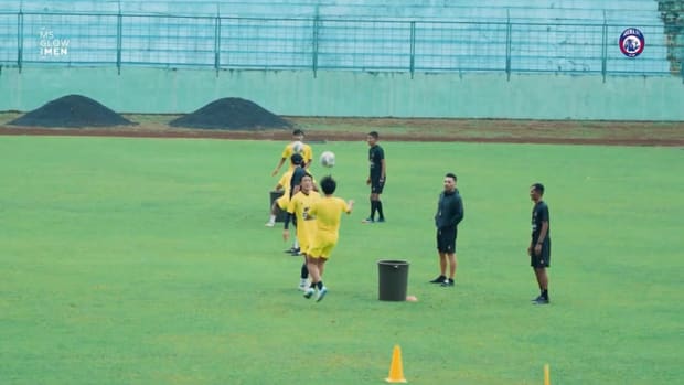 Arema FC stars take on the bin challenge ahead of Persib clash