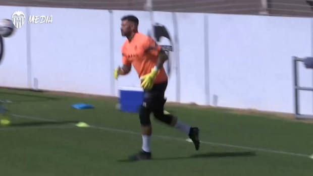 Cavani joins Valencia squad in training