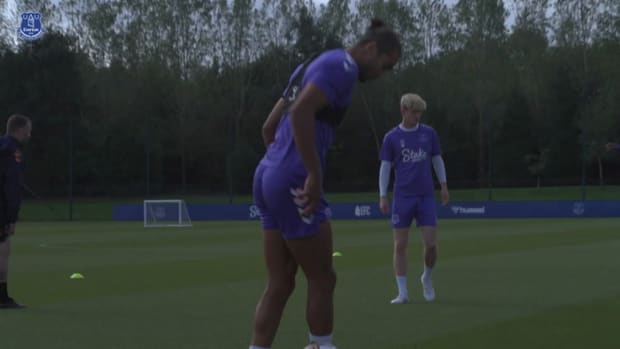 Gordon and Everton stars practice finishing in training