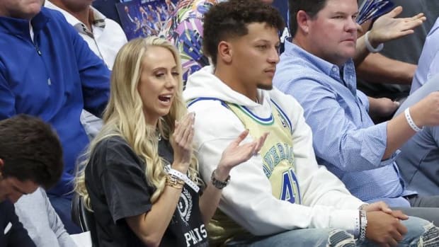 Patrick Mahomes and his wife Brittany sit courtside at a Warriors game.