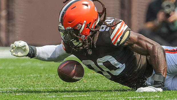 Browns defensive end Jadeveon Clowney recovers a second-quarter strip sack of Jets quarterback Joe Flacco on Sunday, Sept. 18, 2022 in Cleveland. Akr 9 18 Browns 5