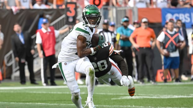 Sep 18, 2022; Cleveland, Ohio, USA; New York Jets wide receiver Garrett Wilson (17) catches a touchdown pass as Cleveland Browns linebacker Jeremiah Owusu-Koramoah (28) defends during the fourth quarter at FirstEnergy Stadium. Mandatory Credit: Ken Blaze-USA TODAY Sports