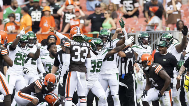 Sep 18, 2022; Cleveland, Ohio, USA; The New York Jets celebrate their on-sides kick recovery against the Cleveland Browns during the fourth quarter at FirstEnergy Stadium. Mandatory Credit: Scott Galvin-USA TODAY Sports