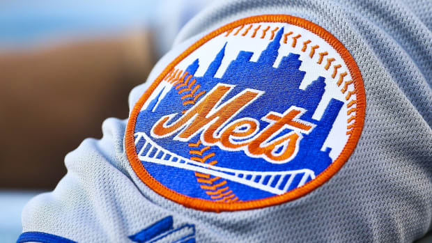 A close-up view of the Mets logo on a unidentified player’s jersey sleeve.