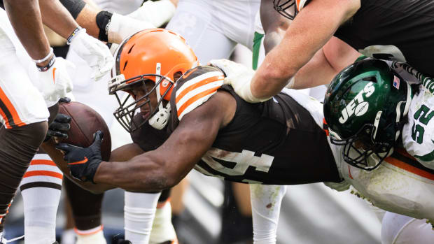 Cleveland Browns running back Nick Chubb (24) stretches into the end zone for a touchdown against the New York Jets during the fourth quarter on Sept. 18, 2022.