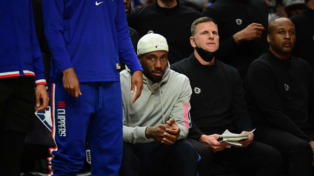 Kawhi Leonard on the Clippers bench.