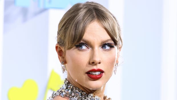 2022 MTV Video Music Awards - Arrivals Taylor Swift wearing an Oscar de la Renta dress, Christian Louboutin shoes, and Lorraine Schwartz jewelry