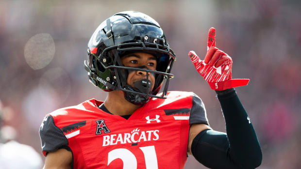 Cincinnati Bearcats wide receiver Tyler Scott (21) celebrates after scoring a touchdown during the first quarter of the NCAA football game between the Cincinnati Bearcats and the Indiana Hoosiers at Nippert Stadium, Saturday, Sept. 24, 2022. Indiana Hoosiers At Cincinnati Bearcats Ncaa Football Sept 24