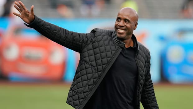 Former San Francisco Giants player Barry Bonds waves as he arrives at a ceremony honoring Hunter Pence on the team’s Wall of Fame before a baseball game between the Giants and the Los Angeles Dodgers in San Francisco, Saturday, Sept. 17, 2022. (AP Photo/Jeff Chiu)