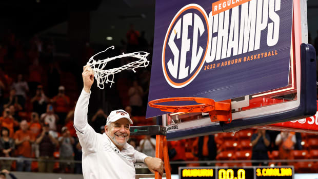 Bruce Pearl waves a net over his head