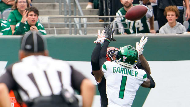 New York Jets cornerback Sauce Gardner (1) breaks up a pass intended for Cincinnati Bengals wide receiver Ja'Marr Chase (1) in the first half of an NFL game at MetLife Stadium on Sunday, Sept. 25, 2022. Nfl Jets Vs Cincinnati Bengals Bengals At Jets