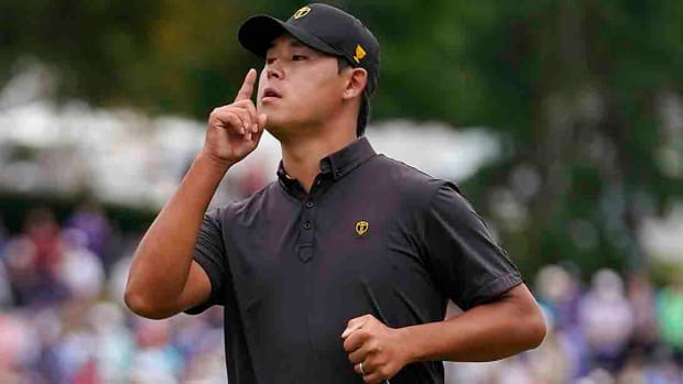 Si Woo Kim gestures to the crowd during his Sunday singles match in the 2022 Presidents Cup.