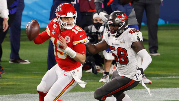 Patrick Mahomes tries to avoid a defender in Super Bowl LIV against the Buccaneers.