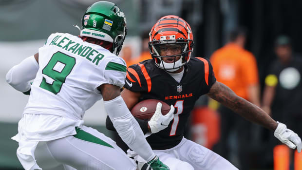 Sep 25, 2022; East Rutherford, New Jersey, USA; Cincinnati Bengals wide receiver Ja’Marr Chase (1) runs with the ball against the New York Jets during the second half at MetLife Stadium.