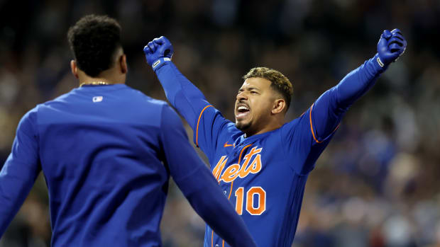 Eduardo Escobar's walk-off hit moves New York Mets back into sole possession of first place in NL East.