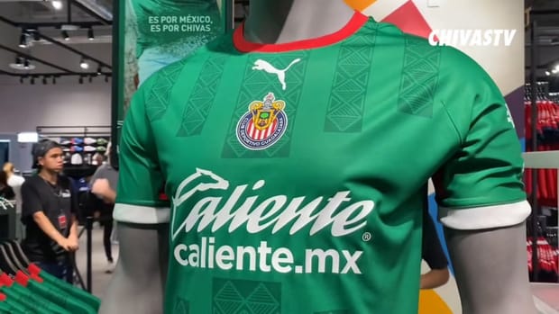 Chivas players surprise fans at new kit's unveiling event