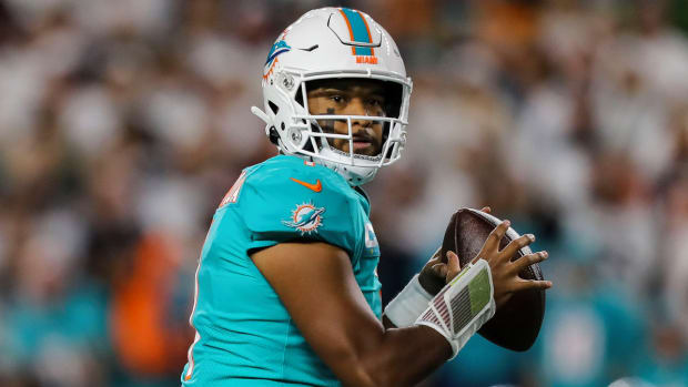 Miami Dolphins quarterback Tua Tagovailoa (1) throws a pass against the Cincinnati Bengals in the first half on Sept. 29, 2022.