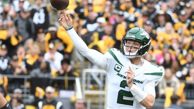 New York Jets QB Zach Wilson throws pass against Pittsburgh Steelers