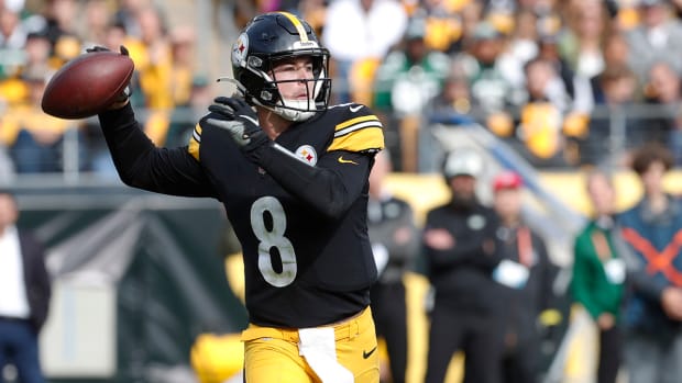 Kenny Pickett throws a pass in his Steelers debut.