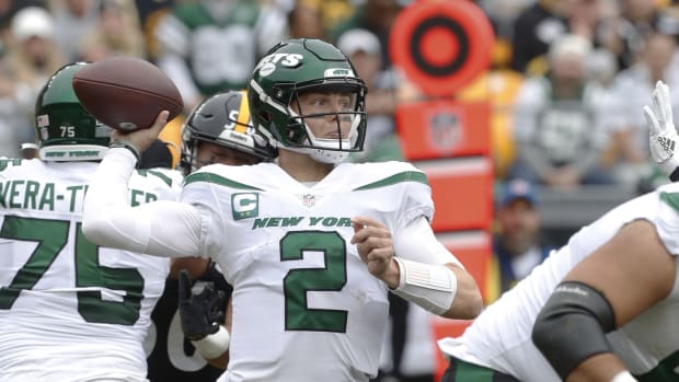 New York Jets QB Zach Wilson throws pass in pocket against Pittsburgh Steelers