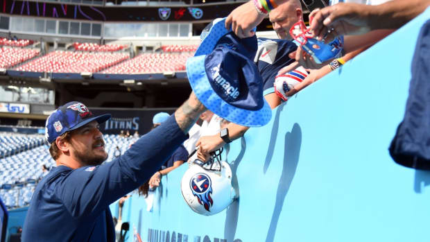 Tennessee Titans tackle Taylor Lewan (77) signs autographs for fans before the game against the Las Vegas Raiders at Nissan Stadium.
