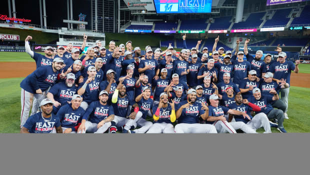 Atlanta Braves players pose on the mound after clinching the 2022 NL East title