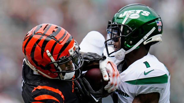 New York Jets cornerback Sauce Gardner (1) breaks up a deep pass intended for Cincinnati Bengals wide receiver Ja'Marr Chase (1) in the first quarter of the NFL Week 3 game between the New York Jets and the Cincinnati Bengals at MetLife Stadium in East Rutherford, N.J., on Sunday, Sept. 25, 2022. Cincinnati Bengals At New York Jets Week 3