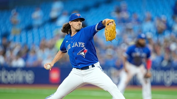 Former SF Giants pitcher Kevin Gausman throws a pitch with the Blue Jays. (2022)