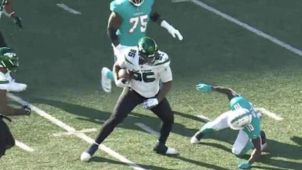 New York Jets DT Quinnen Williams stiff arms Miami Dolphins WR Tyreek Hill