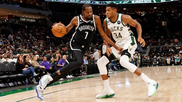 Kevin Durant (7) drives for the basket against Milwaukee Bucks forward Giannis Antetokounmpo.