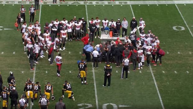 Players surrounded Cameron Brate after he suffered an injury.