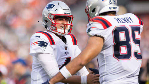 Mac Jones celebrates with Hunter Henry during the Patriots’ win over the Browns.