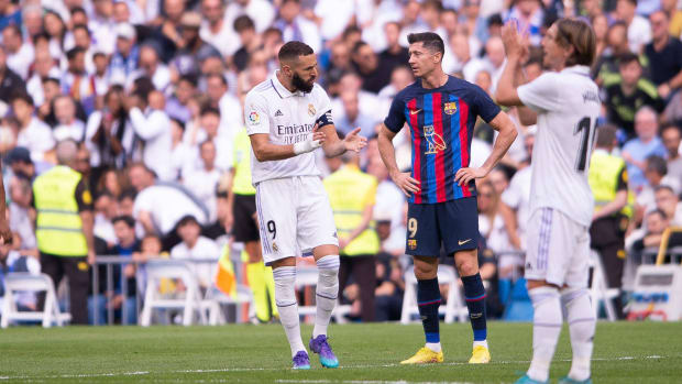 Karim Benzema applauds during El Clásico.