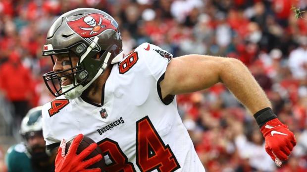 Buccaneers tight end Cameron Brate runs with the ball against the Eagles on Jan. 16, 2022.