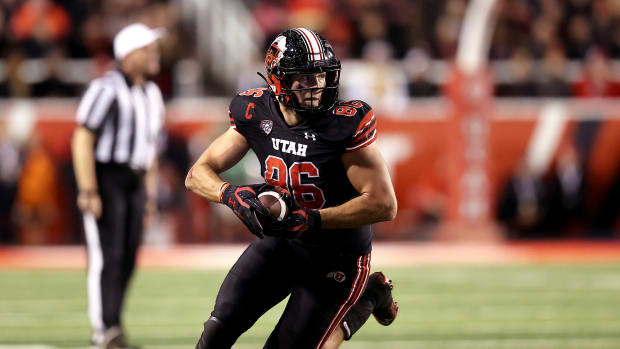 Utah Utes tight end Dalton Kincaid (86) runs after a catch against the USC Trojans in the second half at Rice-Eccles Stadium.