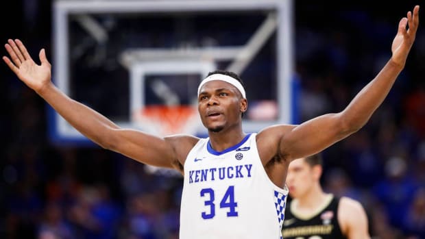 Kentucky’s Oscar Tshiebwe holds out his arms