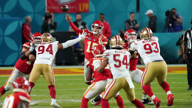 Patrick Mahomes throws a pass over the 49ers D-line in Super Bowl LIV.