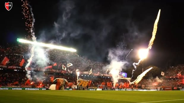 Amazing welcome from Newell's Old Boys fans