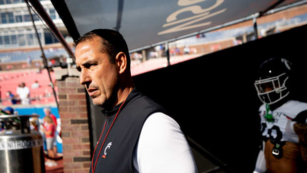 Cincinnati Bearcats head coach Luke Fickell walks onto the field before the American Athletic Conference game between the Cincinnati Bearcats and the Southern Methodist Mustangs at Gerald J. Ford Stadium in Dallas on Saturday, Oct. 22, 2022. Cincinnati Bearcats At Southern Methodist Mustangs 282